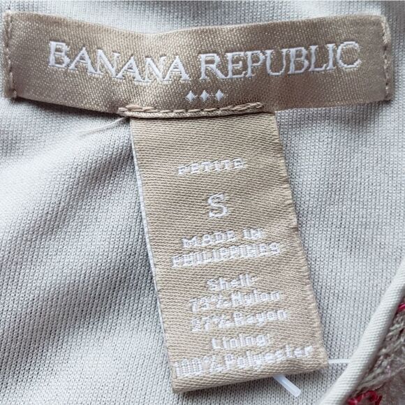 🔹️Banana Republic Gray & Pink Floral Lace Overlay Sheer Short Sleeved Top Small - Picture 9 of 10